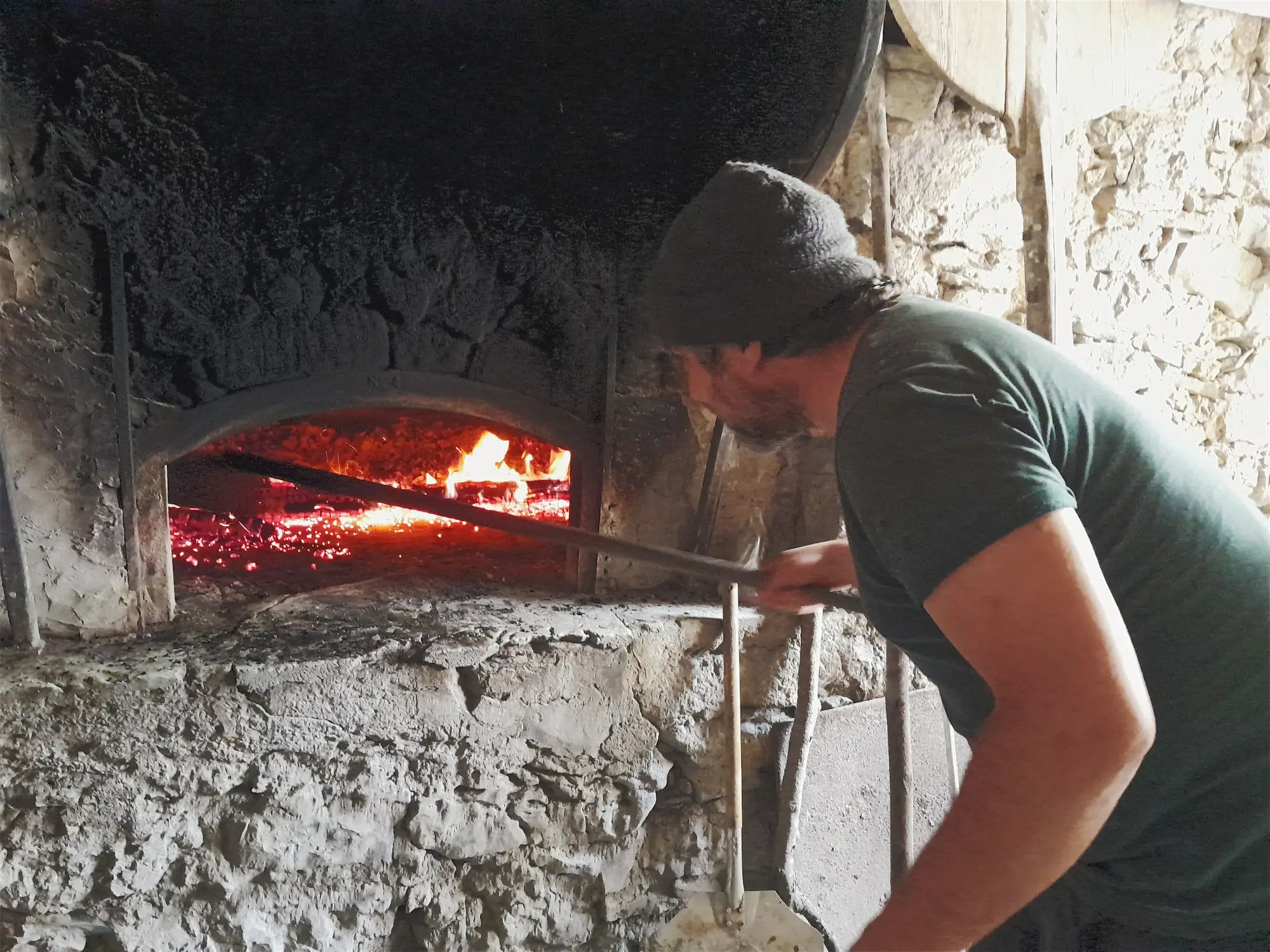 Le four à bois pour faire du pain pour les gîtes Entre Ciel et Pierres