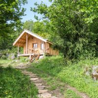 La cabane dans son écrin de verdure Cabane de la prairie à louer Vercors