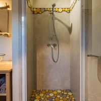 Douche de la chambre d'hôtes avec lit simple et les galets colorés d'Alun Bacon chambre d'hôtes Entre Ciel et Pierres Vercors