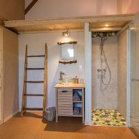 Une des chambres double avec douche et lavabo, galets colorés d'Alun Bacon chambre d'hôtes Entre Ciel et Pierres Vercors