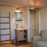 Porte serviette issu de la grange, miroir avec bois du jardin et douche avec galets d'Alun Bacon chambre d'hôtes Entre Ciel et Pierres Vercors