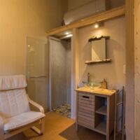 Le coin salle de bain d'une des chambres d'hôtes avec lit double chambre d'hôtes Entre Ciel et Pierres Vercors