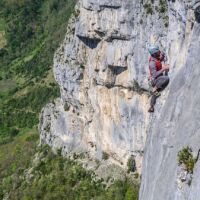 Igor dans Labyrinthe dans la magnifique 5ème longueur 6b Escalade sur la falaise de Presles