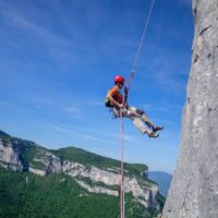 Michel dans le rappel de Telebus, falaise de Presles Stage d'escalade grandes voies sur la falaise de Presles