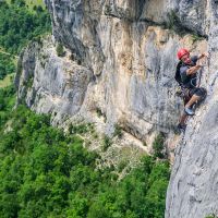 Romain dans la 5ème longueur de Labyrinthe 6b Stage d'escalade grandes voies sur la falaise de Presles