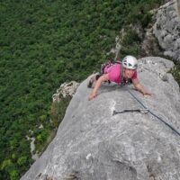 Dans la dernière longueur aérienne de La Rampe des Commères 5c Stage d'escalade grandes voies sur la falaise de Presles