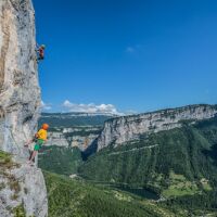 Bernard Gravier et Véronique dans Total Gaz sur la falaise de Presles, secteur Daladom (photo Sam Bié) Stage d'escalade grandes voies sur la falaise de Presles