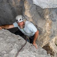 Falaise de Presles, David dans l'avant-dernière longueur de La Rampe des Commères, 4c Stage d'escalade grandes voies sur la falaise de Presles