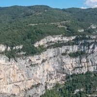 A gauche, on aperçoit notre ancienne ferme du Vercors Entre Ciel et Pierres Entre Ciel et Pierres sur la falaise de Presles