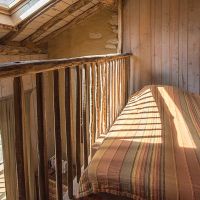 Sur la grande mezzanine. Nos barrières ont été empruntées à la ferme: râteliers des ruminants Gîte 7-9 places Entre Ciel et Pierres Vercors