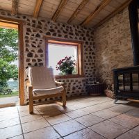 Un bon poêle à bois pour vous chauffer durant la saison froide Gîte 7-9 places Entre Ciel et Pierres Vercors