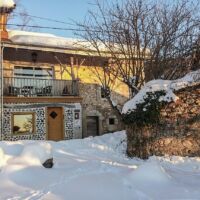 La façade en bois cordé du gîte Entre Ciel et Pierres en hiver Gîte Entre Ciel et Pierres en hiver