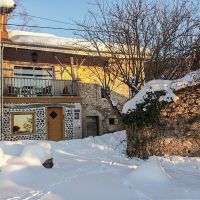 La façade en bois cordé du gîte Entre Ciel et Pierres en hiver Gîte Entre Ciel et Pierres en hiver