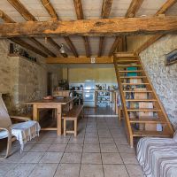 A peine la porte d'entrée franchie, vous arrivez dans l'espace salon-cuisine du gîte Gîte 7-9 places Entre Ciel et Pierres Vercors