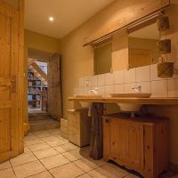 Salle de bain avec 2 lavabos, 1 wc séparé et 2 douches avec vestiaire Gîte 7-9 places Entre Ciel et Pierres Vercors