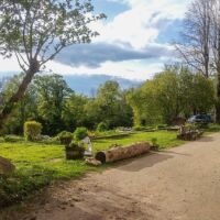 Un jardin agréable devant le gîte Entre Ciel et Pierres avec une slack line pour les amateurs de recherche d'équilibre Jardin devant le gîte Entre Ciel et Pierres