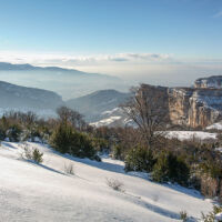 Un point de vue sur la falaise de Presles au-dessus de la cabane de la prairie Point de vue sur la falaise de Presles en hiver