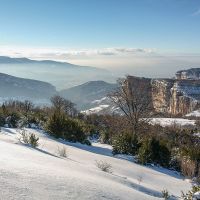 Un point de vue sur la falaise de Presles au-dessus de la cabane de la prairie Point de vue sur la falaise de Presles en hiver