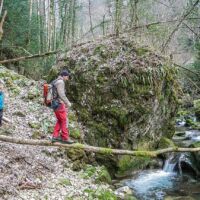 Passage délicat dans les gorges du Nan Randonnée dans le Vercors