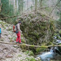 Passage délicat dans les gorges du Nan Randonnée dans le Vercors