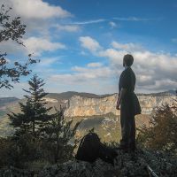 Une randonnée avec en arrière-plan une vue sur la falaise de Presles Une randonnée avec en arrière-plan la falaise de Presles