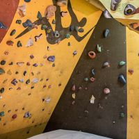 Pan incliné côté ouest et pan droit côté nord Salle de bloc Entre Ciel et Pierres