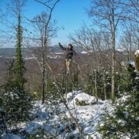 Mathieu sur une highline installée dans notre petite forêt slackline