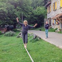 La slackline installée devant la maison sert à savoir qui va payer l'apéro slackline