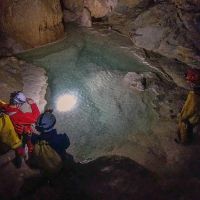 L'eau limpide de la rivière sous-terraine du Gournier Spéléo dans le Vercors