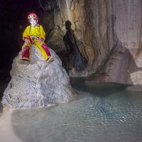 Sous terre on peut rencontrer ce genre de lutin assis sur des tabourets bizarres Spéléo dans le Vercors