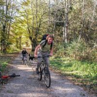 Si vous prenez la petite route pentue qui va à la Fontaine de Pétouze, munissez-vous d'une corde pour aider les enfants raplapla VTT dans le Vercors