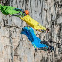 En jaune Mathieu en vert Jean-Phi et en bleu Maël Base-jump sur la falaise de Presles