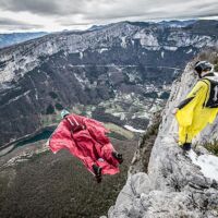 Base-jump avec un départ du fond du cirque, falaise de Presles Base-jump
