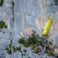 Mathieu en piqué dans le fond du cirque de la falaise de Presles Base-jump