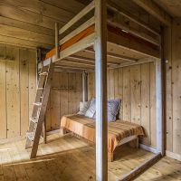 A l'intérieur, lit double en haut, lit simple en bas cabane de la forêt