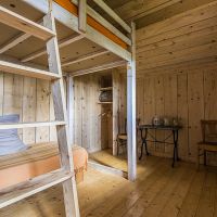 Au fond de la pièce une table et une penderie Intérieur de la cabane de la forêt