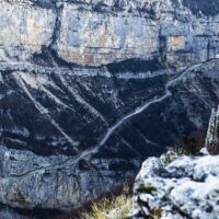 Une vue surplombante sur la route des gorges de la Bourne Route des gorges de la Bourne