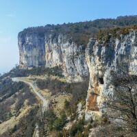 La route de Presles avec ses tunnels peu avant d'arriver sur le plateau en direction de nos gîtes Route de Presles en Vercors