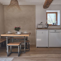 Le coin cuisine équipée d'un four, 4 feux gaz, d'un lave-vaisselle et d'un frigo Gîte 4 places à louer Vercors