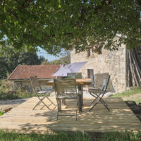 Une terrasse ombragée sous le tilleul Gîte 4 places à louer Vercors