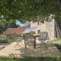Une terrasse ombragée sous le tilleul Gîte 4 places à louer Vercors