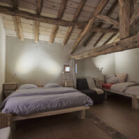 Un lit double 160X200, Séparation par des rideaux avec le lit simple Gîte 4 places à louer Vercors