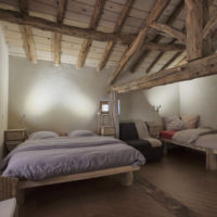 Un lit double 160X200, Séparation par des rideaux avec le lit simple Gîte 4 places à louer Vercors