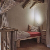 Le 2ème lit simple dans sa petite alcôve qui peut être isolée en tirant les rideaux Gîte 4 places à louer Vercors