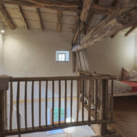 Nous avons récupéré les râteliers de l'ancienne chèvrerie pour confectionner les rambardes. Gîte 4 places à louer Vercors