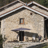 La façade sud du gîte 4 places avec sa terrasse Gîte 4 places à louer Vercors