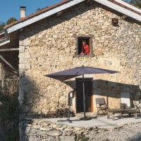 Façade plein sud. Idéale au printemps, en automne ou l'hiver. En été on se déplace sur la terrasse sous le tilleul à 5 mètres de là Gîte 4 places à louer Vercors