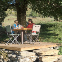 La terrasse sous le tilleul en fin de journée, ensoleillée juste ce qu'il faut pour savourer un petit apéro. La base quoi! Gîte 4 places à louer Vercors