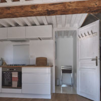 Cuisine et entrée dans la salle d'eau Gîte 4 places à louer Vercors